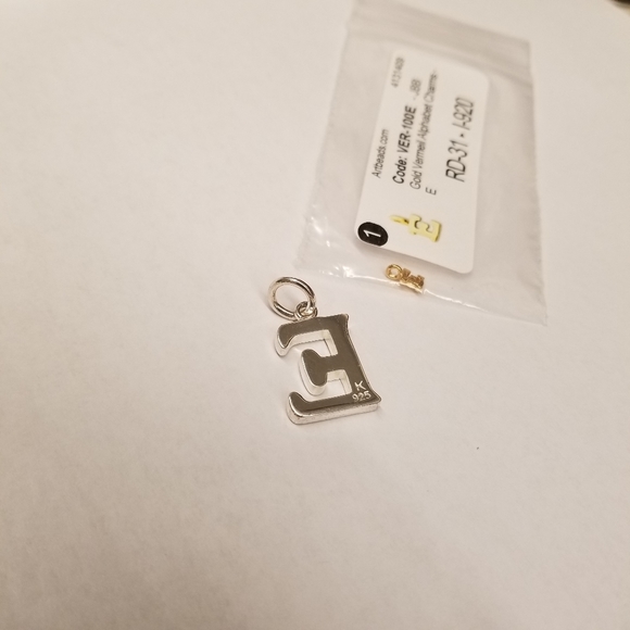 Set of 2 letter E pendant charms Hawaiian scroll - Picture 2 of 3